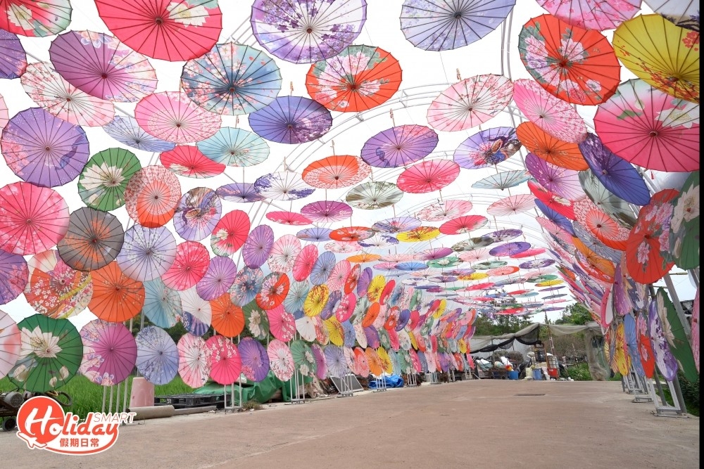 七彩油紙傘隧道。