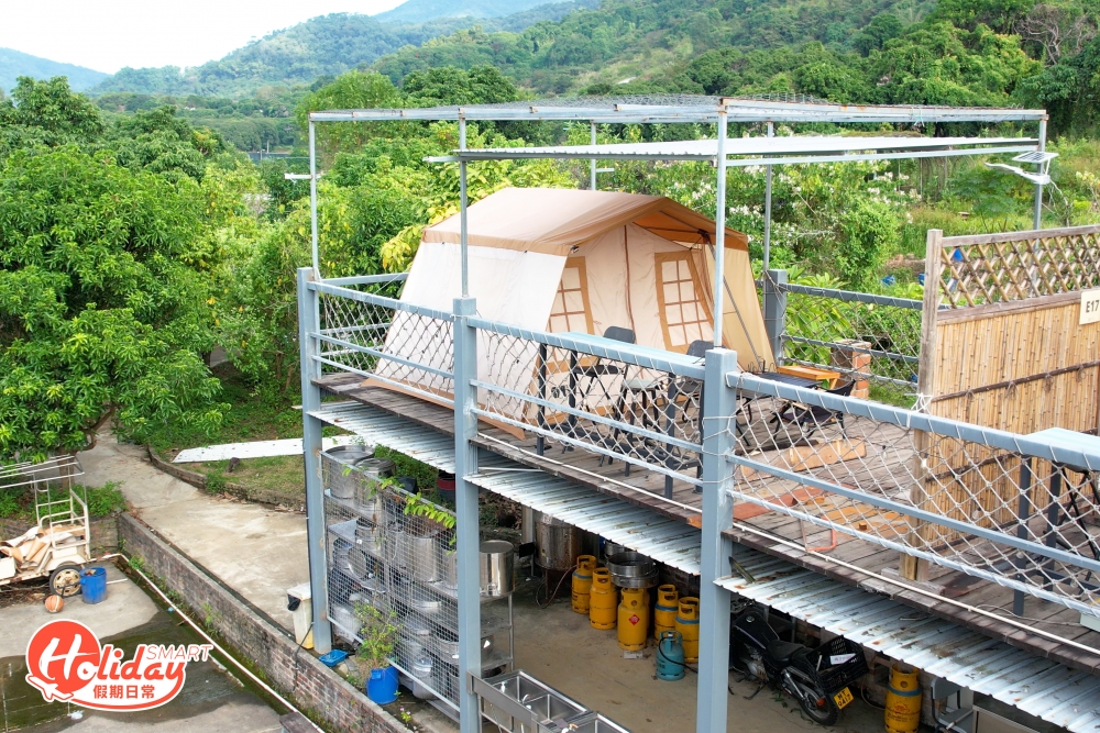 全新推出的天台和風小山屋，全場只有兩個天台營，坐落在平台位置，私隱度自然較高，居高臨下更可以望勻整個營地，營內更有電力提供，相當貼心。
