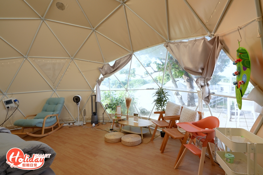 觀星營內日系簡約風設計，窗外可看到一片稻田，部份星空營設有透明天窗，採光度十足，亦可躺在床上觀星。