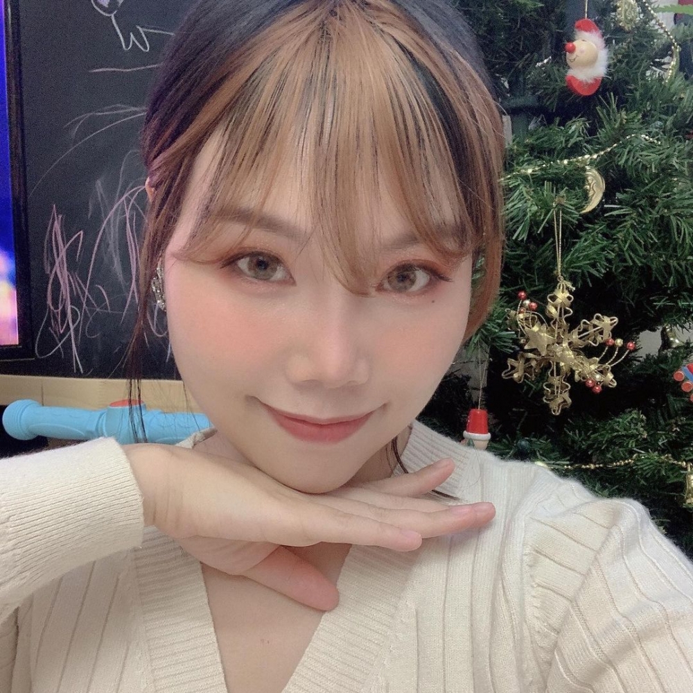 「大佬B」呂倩萍可以話係最元老級嘅美妝YouTuber!