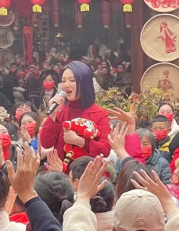 村民聽得非常投入