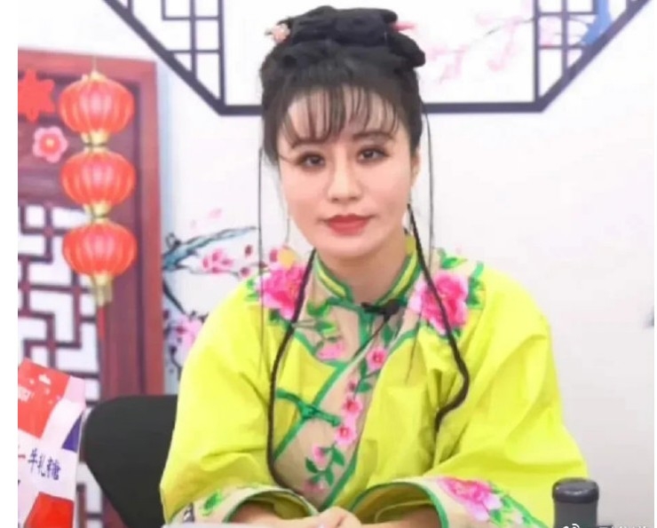 唔知係咪唔記得開濾鏡,夏紫微喺直播帶貨嘅畫面中同以往抖音片入面有好大嘅差距