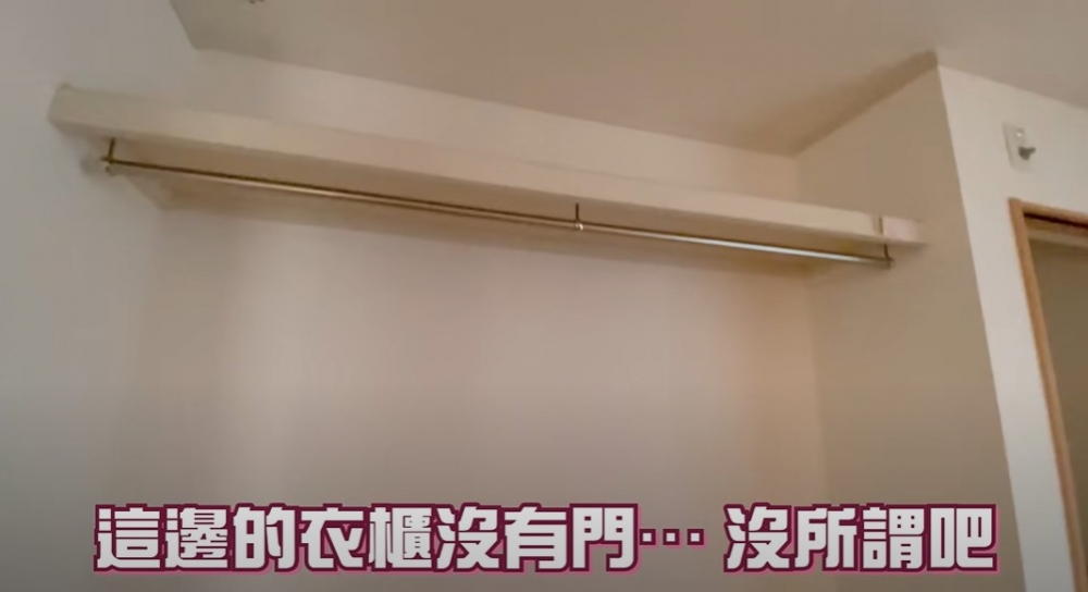 房內衣櫃無門,直接將衣物掛上