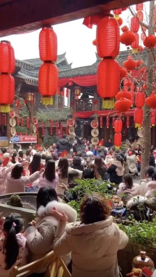 現場環境充滿傳統新年節慶氣氛