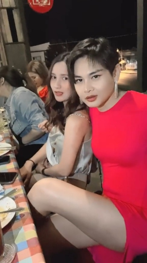 大曬美腿同女友合照
