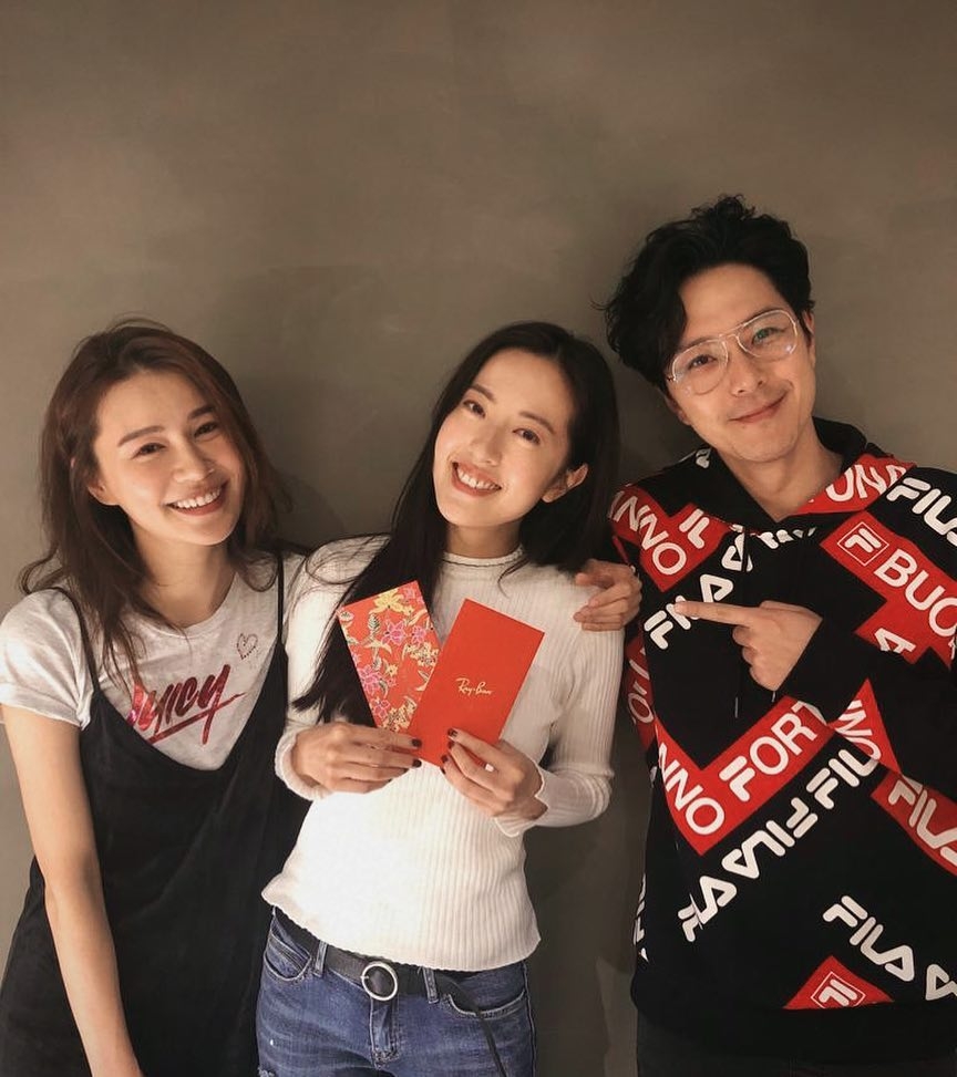 新婚夫婦首次派利是,取自「雙雙對對」的好意頭,所以婚後第一年會派「雙封」利是。