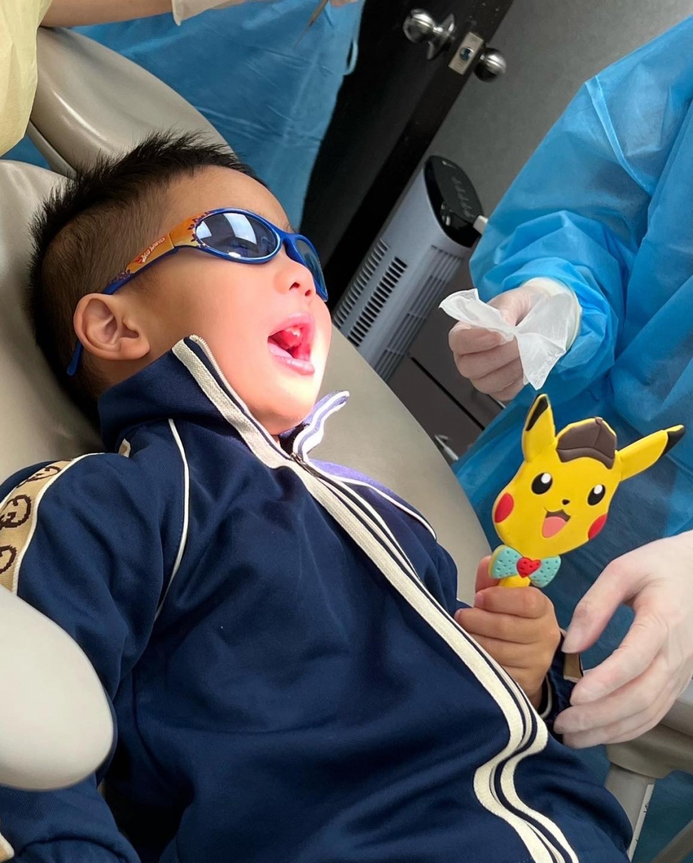 牙科醫生指伯伯有夜晚飲奶習慣，出現蛀牙問題，所以先會生牙瘡搞到塊面腫咗