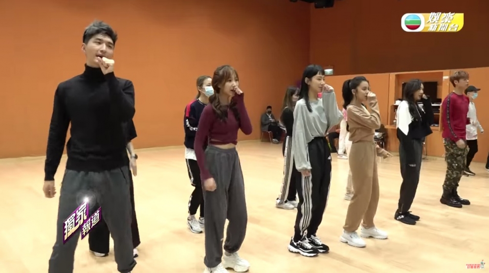 節目《聲夢傳奇》捧出一班員成為旗下歌手，早前幾位學員就喺網上開live