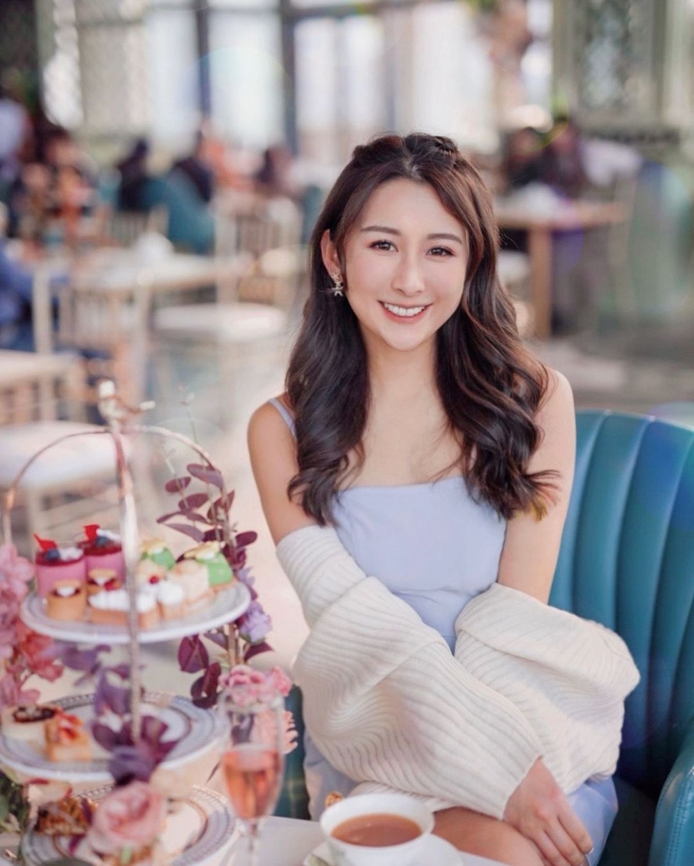 有網友發現黃婉恩(Yancy Wong)嘅IG post有重新公開一張high tea打卡post,相片的確係模糊咗個tea set,但有落到相關hashtag。
