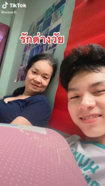 泰國18歲少年同58歲直播主嘅戀情，備受網民關注！