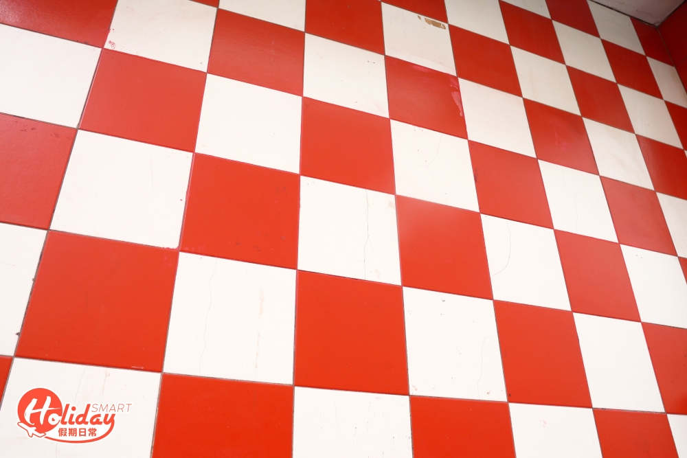 復古的紅白磚牆形成港式快餐店的懷舊氣氛。