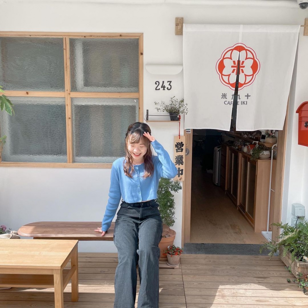 坐下長凳拍照立刻有相處日本的感覺。