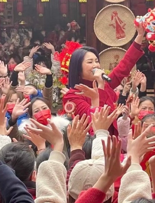 楊千嬅向村民獻唱其經典歌《可惜我是水瓶座》
