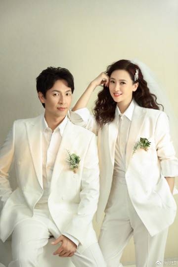 翁虹與丈夫一起傳白色禮服慶祝結婚15周年