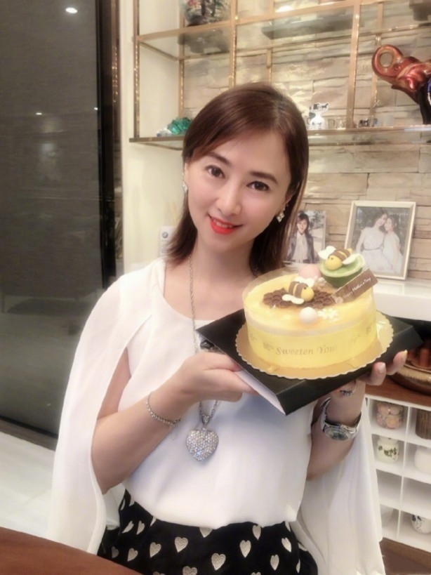 翁虹在微博發圖文賀「水晶婚」,即時結婚15周年意思