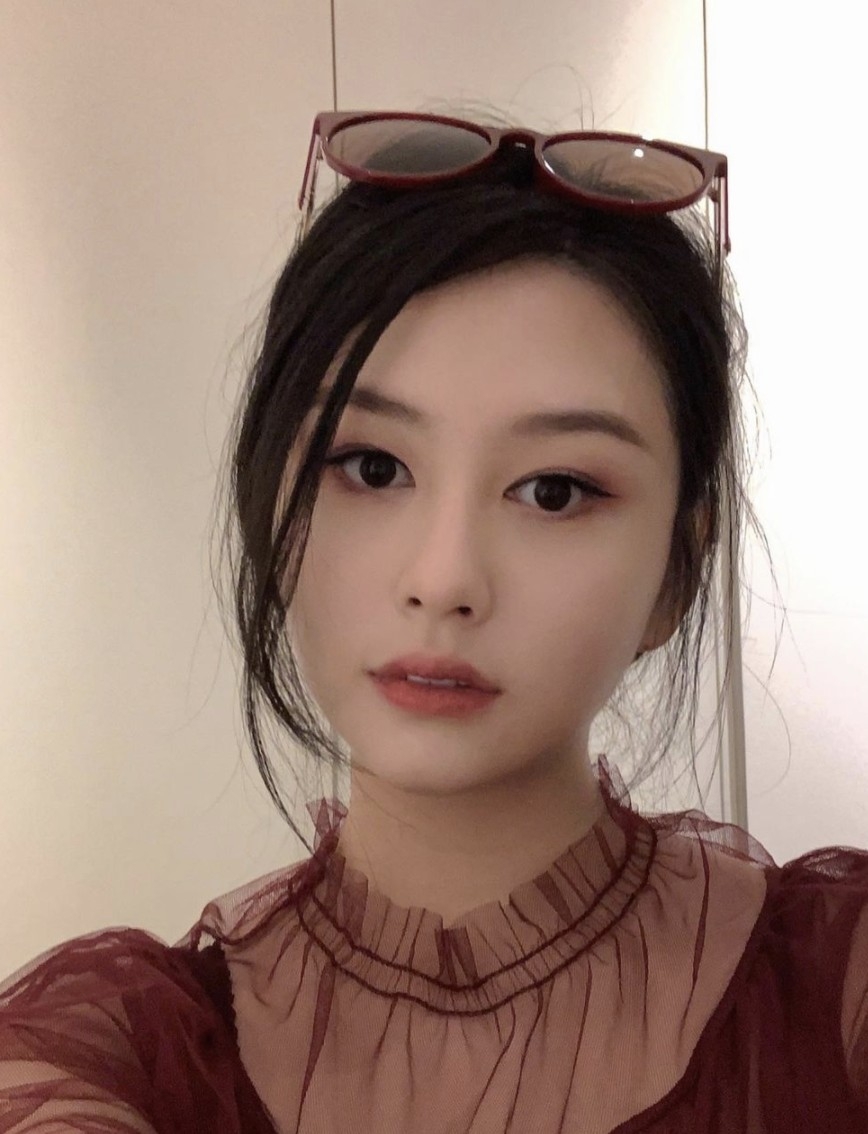 最近亦成為時裝界新寵兒,獲邀出席品牌活動以及拍攝廣告