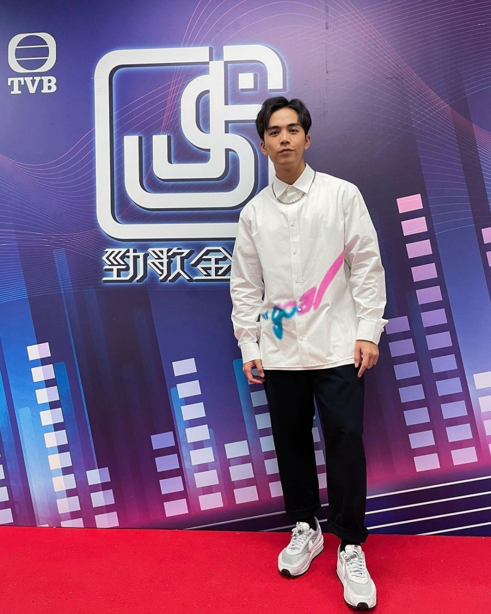 根據C君口型,不少網民認為佢所指嘅「戴超歌手」就係星夢娛樂歌手伍富橋