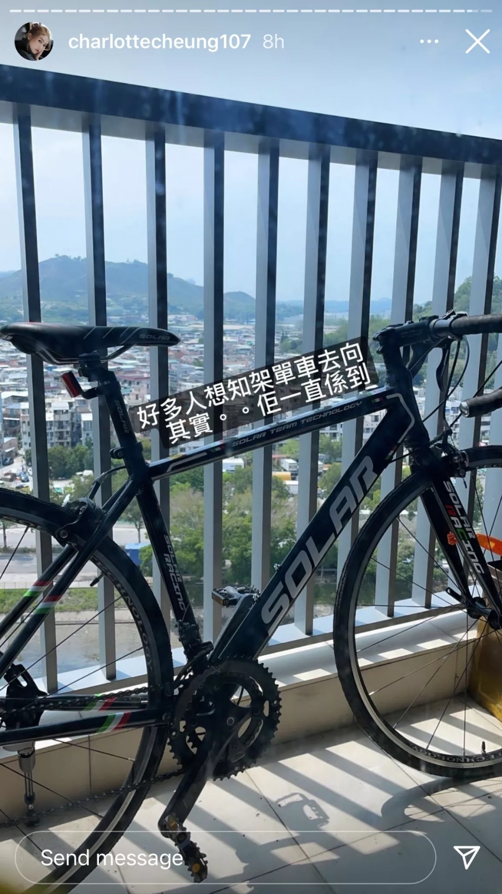 沙律曾晒出保錡喺《ERROR自肥企劃》贏得嘅單車,背景疑似係兩人同居嘅大埔村屋