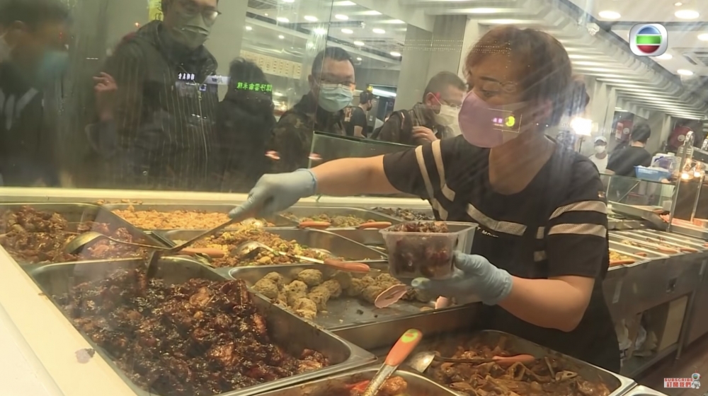 其中一間位於彌敦道嘅兩餸飯店逆市大排長龍