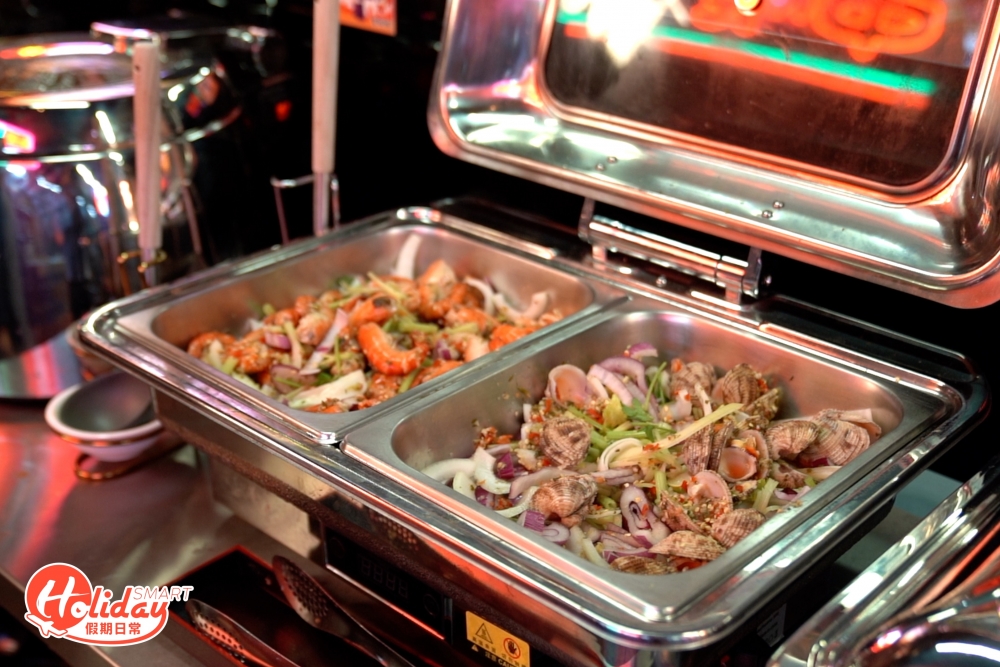 熟食區每日供應8至10款熱食，隨機推出不同海鮮菜式，推介炒大頭蝦，豉油王、鹹蛋黃和椒鹽口味，每天不同口味。