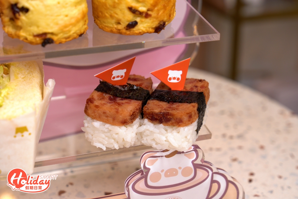 鹹點方面有「自家製蝦堡三文治」「午餐肉飯團」及「鵝肝慕絲酥皮盒」,周圍佈滿Lulu 豬蹤影,絕對會「相機食先」。