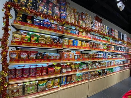 新店依舊提供多款泰國零食、急凍食物及其他生活用品,如杯麵、啤酒、口罩等。