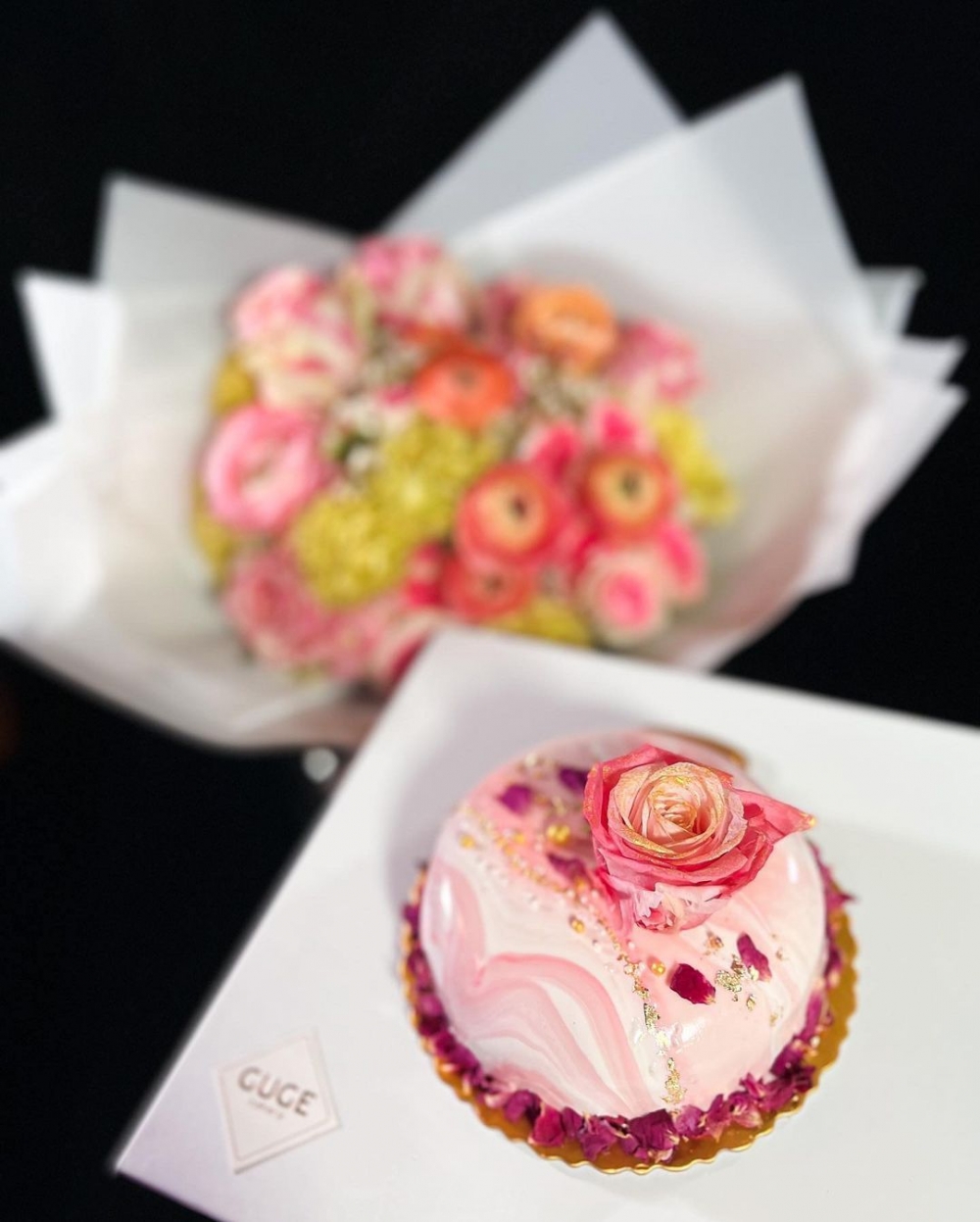 Guge Cakery今年和KUKE FLOWER合作，推出情人節蛋糕及鮮花組合~