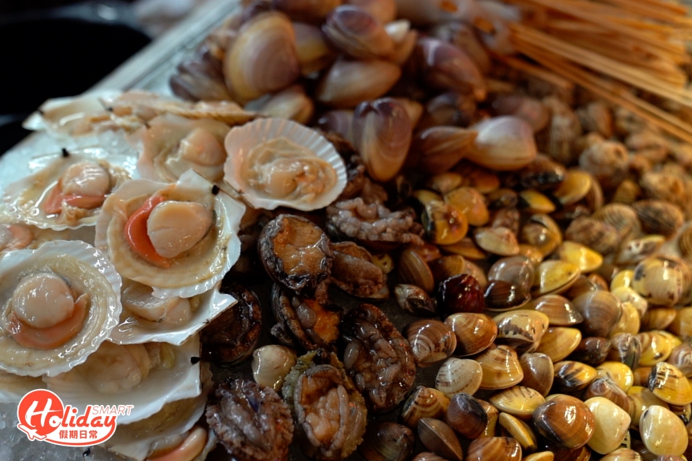 同場設有海鮮吧提供多款時令海鮮，超過15款冰鎮海鮮供客人全任食，有扇貝、鮑魚、沙白、帶子和蠔等，可以隨意加入蒜茸和辣椒調味。