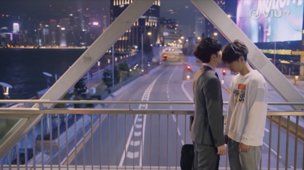 嗰位男士竟然行埋去鍚咗男朋友塊面一啖