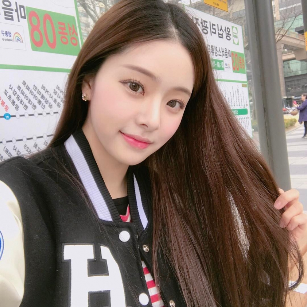 ,宋智雅大學時妝容打扮十分甜美清純