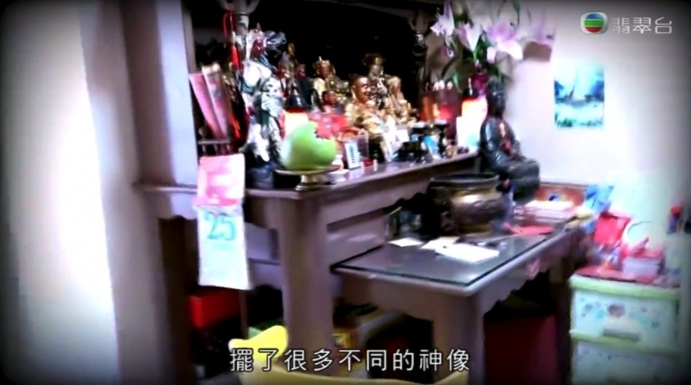 單位內放滿唔同嘅神像。