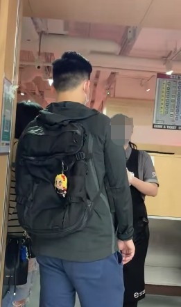 店員一亦禮貌回應:「明白明白!」,但重申呢度幫唔到佢入座,稱可以畀張卡片佢向客服方面求助
