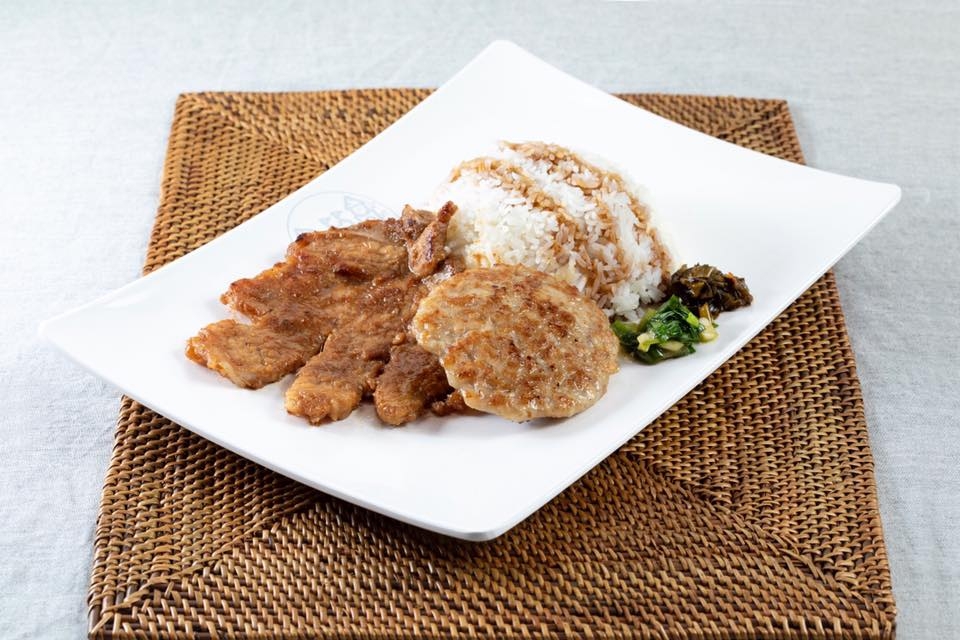 店內的招牌香煎蓮藕餅豬扒飯一直是街坊最愛。