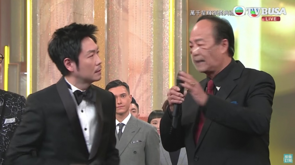 譚俊彥爸爸狄龍亦有出席頒獎禮,更擔任「萬千光輝演藝大獎」頒獎嘉賓