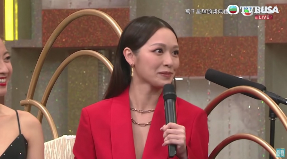 頒獎禮「思家大戰」環節中,李思捷提問「觀眾成日誤解藝人攞獎唔係靠實力,係靠乜?」,馮盈盈回答:「簽長約」