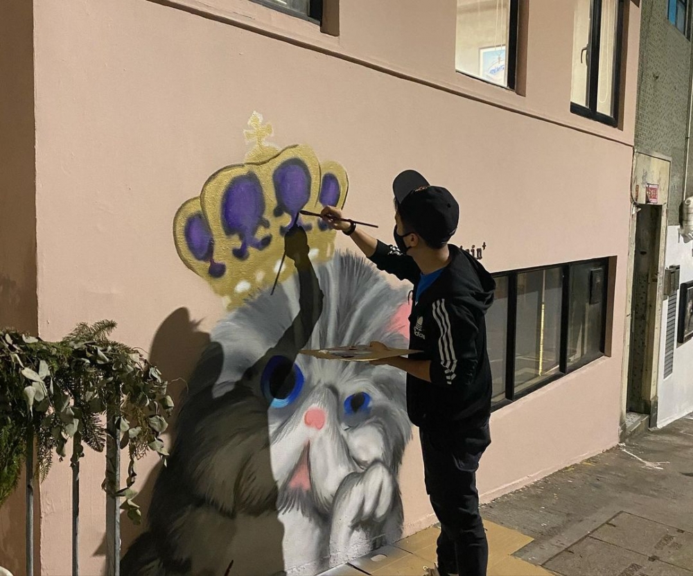 其實一年前Gloomie已經於Cafe門前出現過。