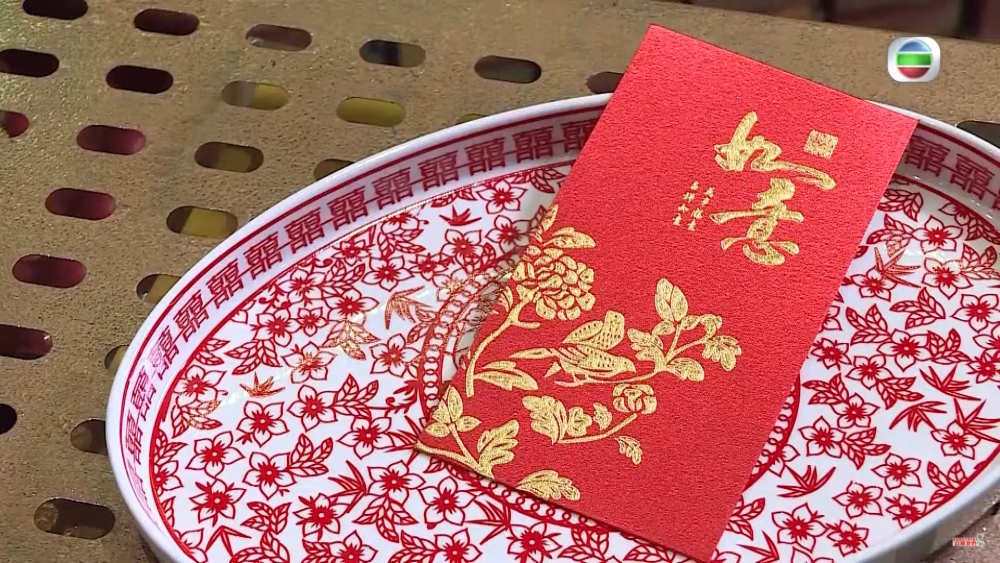 利是封最好使用大紅大紫的喜慶顏色,避免綠色、藍色、黑色或白色等不吉利的顏色。