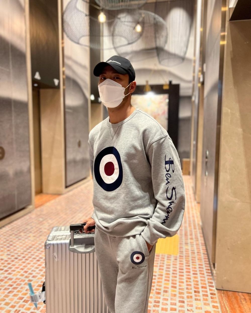 眼尖的网民发现该男人与吳振澤这身穿着打扮相似。