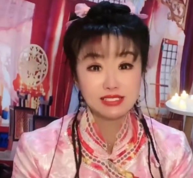 網紅夏紫微更模仿林心如喺《還珠格格》入面流淚等等嘅經典場面,憑住神還原《還珠格格》「紫薇」一角成功走紅。