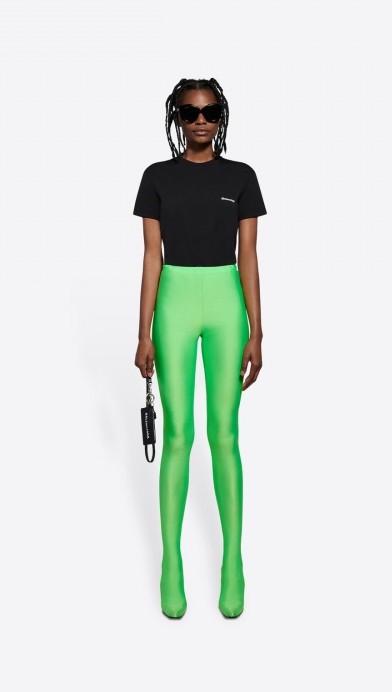 官網model著住呢條leggings極具自信,睇落真係唔差