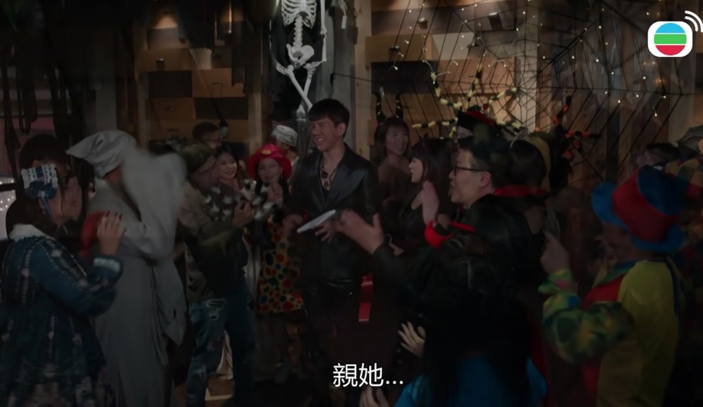 港男稱屋企地方較大所以多數gathering都會車晒啲朋友一齊上佢屋企玩,其中亦包括女性朋友A。