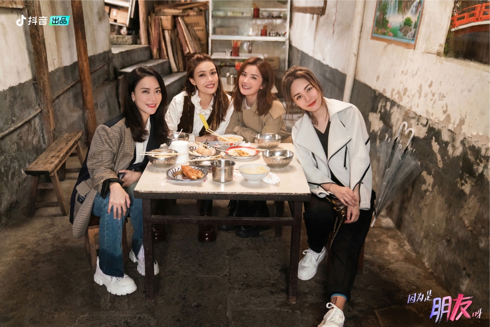 容祖兒(Joey)、蔡卓妍(阿Sa)、鍾欣潼(阿嬌)主持節目《因為是朋友呀》最近請咗經理人霍汶希(Mani)出演