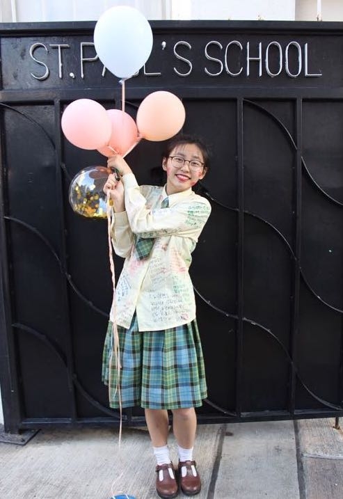 佢IG於2019年曾公開過校服照,當時戴住眼鏡嘅Ivy So眼睛明顯不及妝後精靈