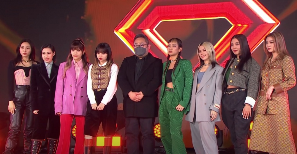 喺出道舞台公開後,有網友喺連登討論區發文「香港第一女團COLLAR疑似抄襲?」