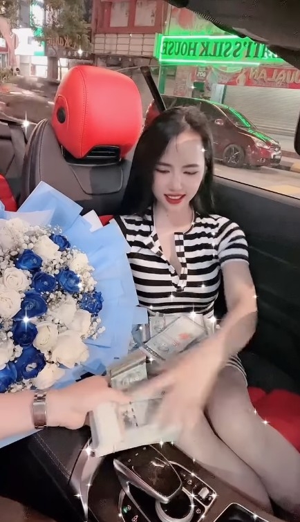 丈夫將一疊疊嘅現金交到人妻手上,大約係37萬港幣!