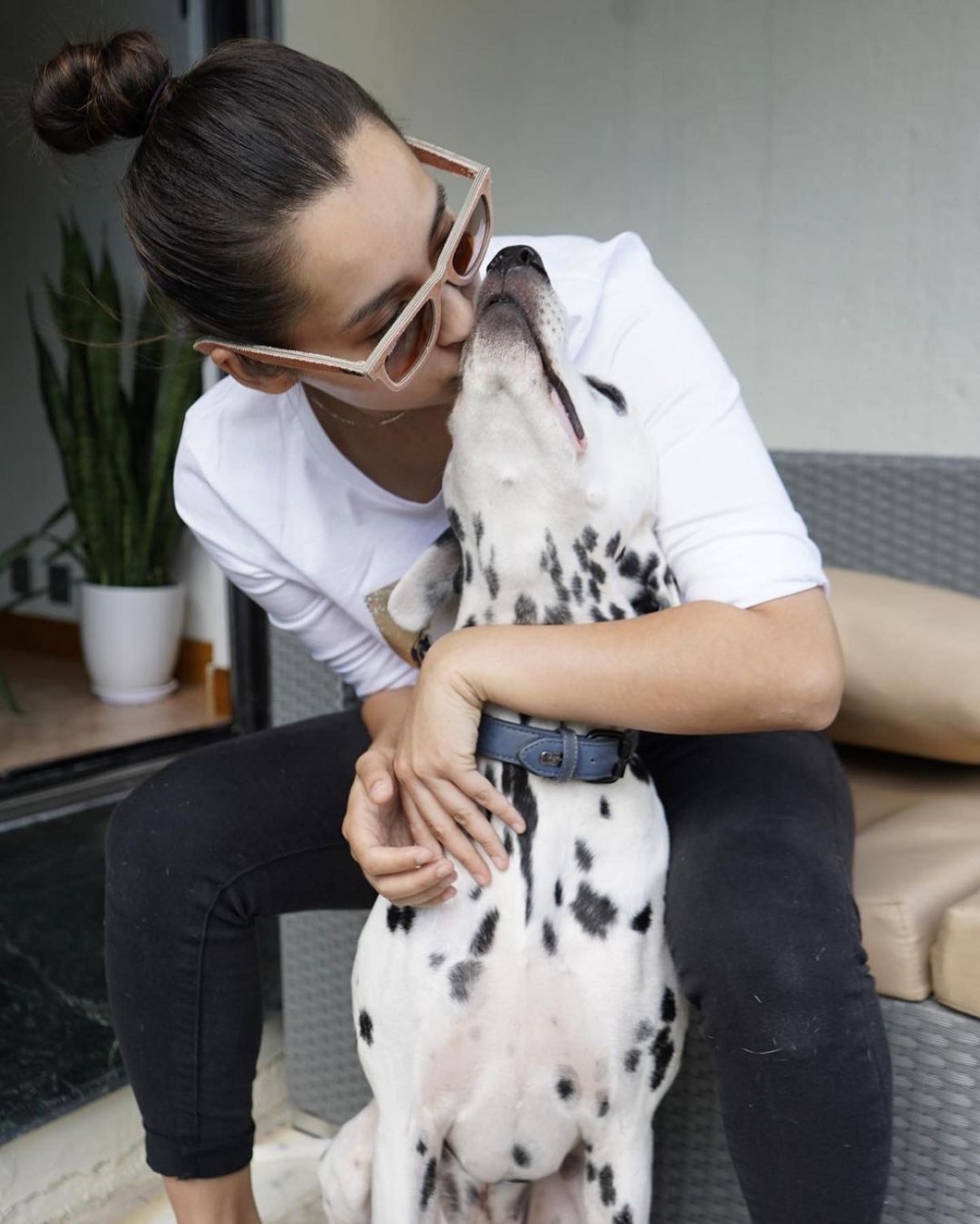 謝嘉怡屋企仲有個小露台，擺咗個小沙發，非常寫意～