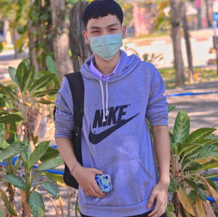 18歲嘅Wave就無意中喺抖音睇到阿蓬嘅直播，而對佢產生愛慕之情！