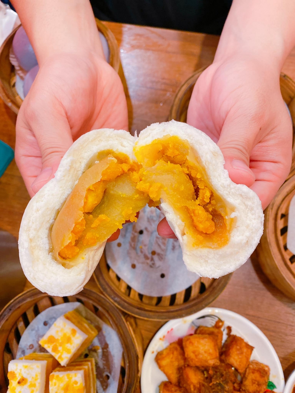 幼滑的蓮蓉餡包裹著蛋黃碎,甜得來又帶點鹹香,兩者味道出奇地合襯。