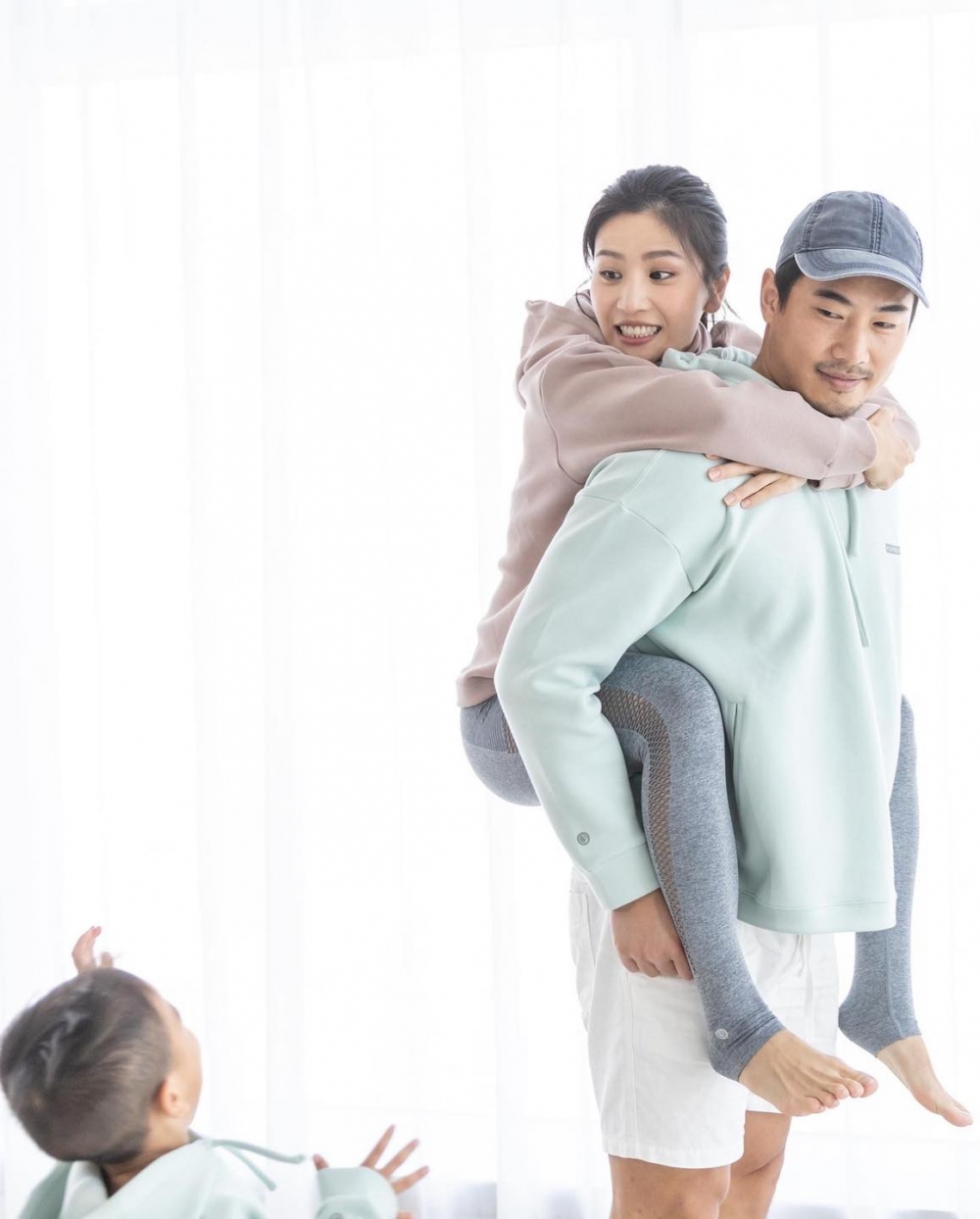 Coffee（林芊妤）不時喺網上大晒兒子「伯伯」翟德彥嘅日常趣事