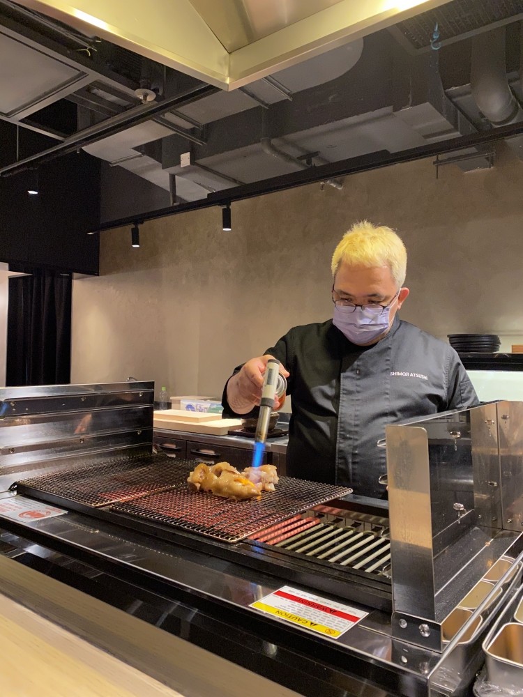 來自沖繩的料理長下地敦(Shimoji Atsushi)來頭不少,擁有超過25年烹調日式料理的經驗。